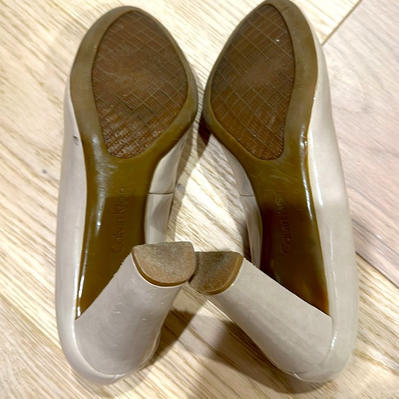 Cream color patent leather pumps with block heels - Picture 4 of 5